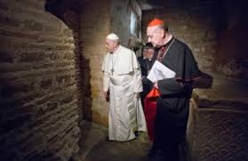 Papst Franziskus in der vatikanischen Nekropole Foto: americaoggi.it