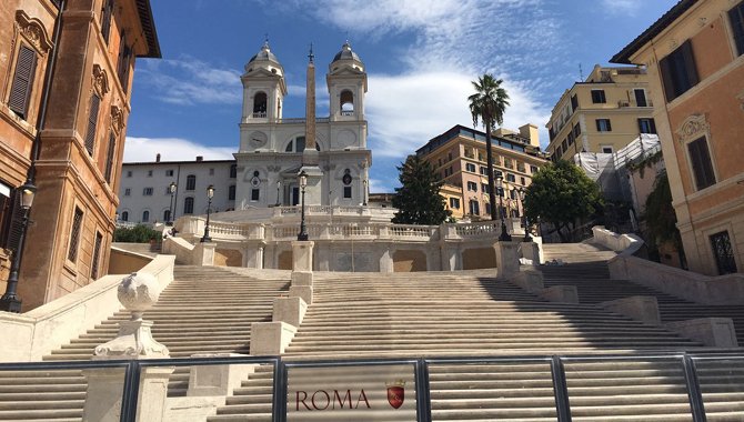 Spanische Treppe nach der Restaurierung mit Bauzaun