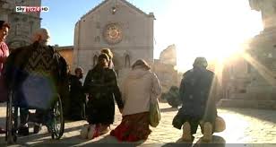 Betende Einwohner vor der zerstörten Basilika San Benedetto in Norcia Foto: pababoys.com