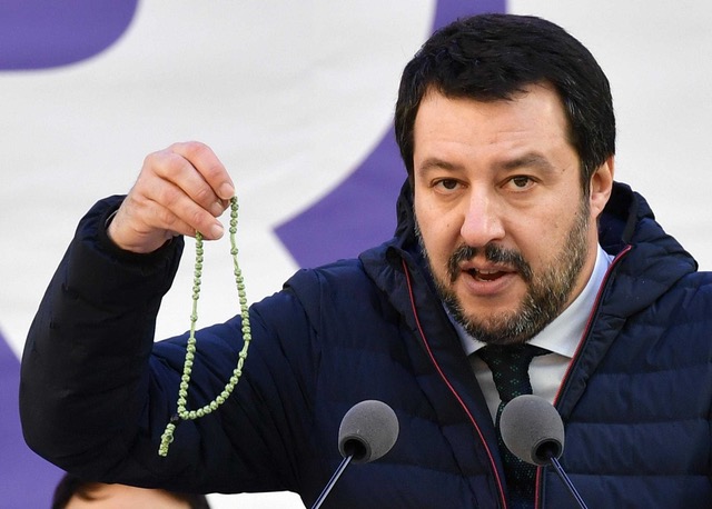 Innenminister und Innenminister Matteo Salvini mit Rosenkranz  (©giornalettismo)