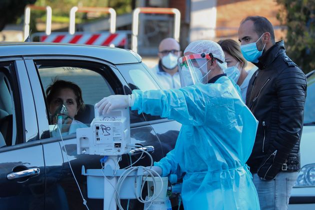 Neapel: Patientenstau vor der überfüllten Notaufnahme des Krankenhauses Cardarelli; huffingtonpost.it